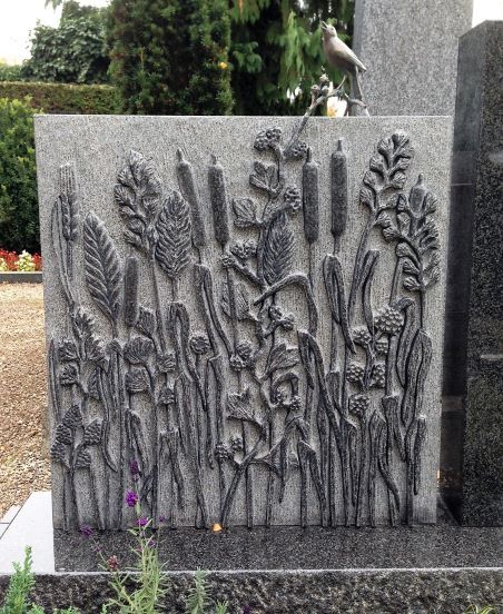 Im Oktober ist Hochsaison auf dem Friedhof.  Die Gräber werden vor den Feiertagen im November für den Winter hergerichtet.  Wir durften wieder schöne Stücke ausführen.